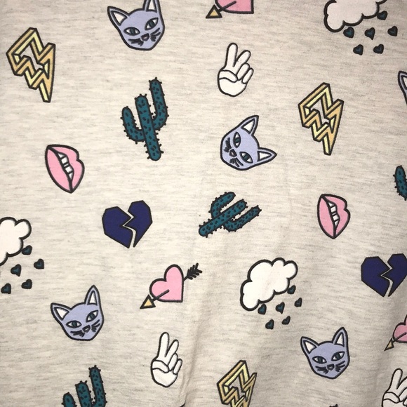 LIKE NEW Long-Sleeve Sweatshirt w. Printed Design - Picture 2 of 4